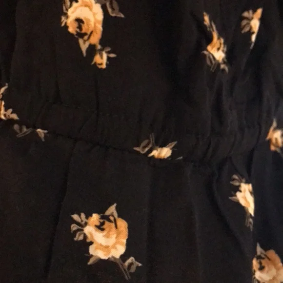 Torrid Black with yellow roses print blouse SZ 3 - Picture 4 of 7